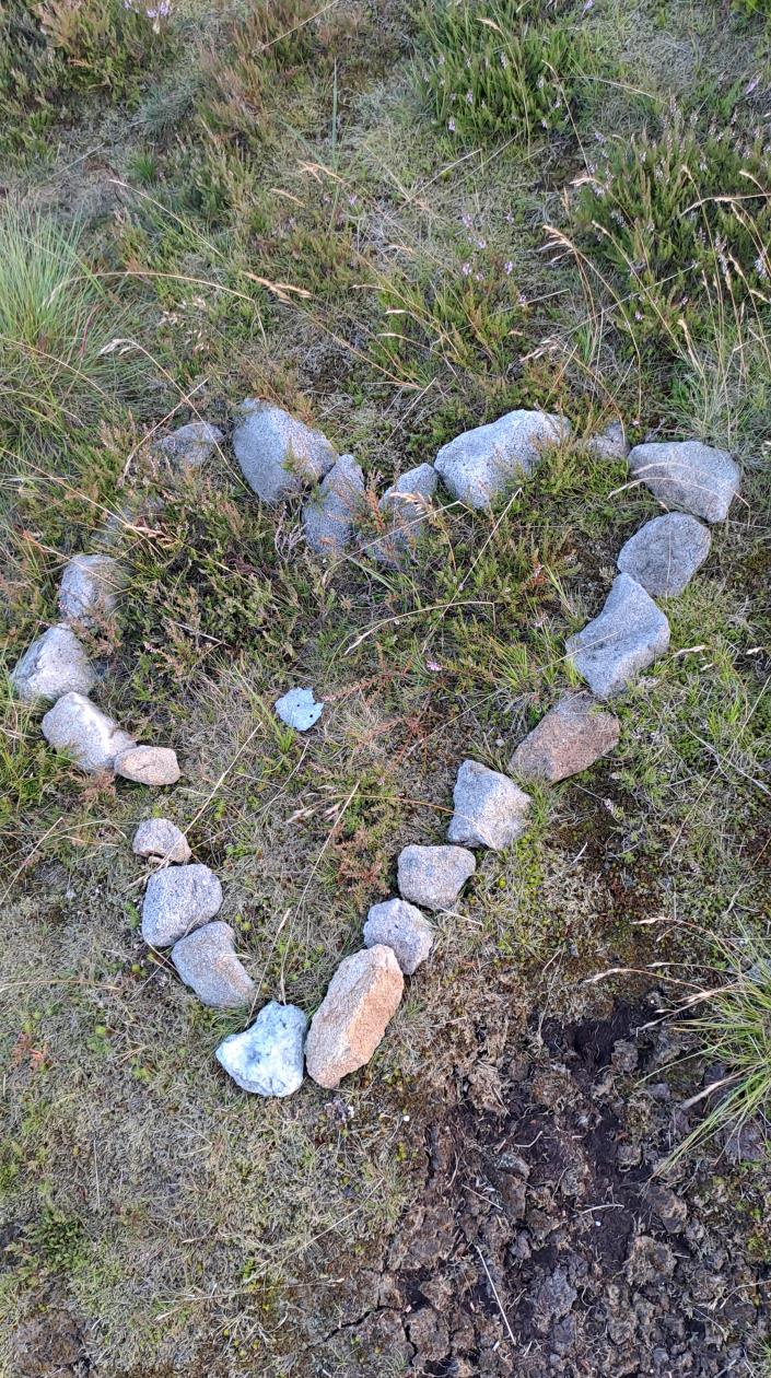 Lidé tvoří kolem některých fragmentů z kamenů srdce čí kříže  (Foto: Lenka Vargová)